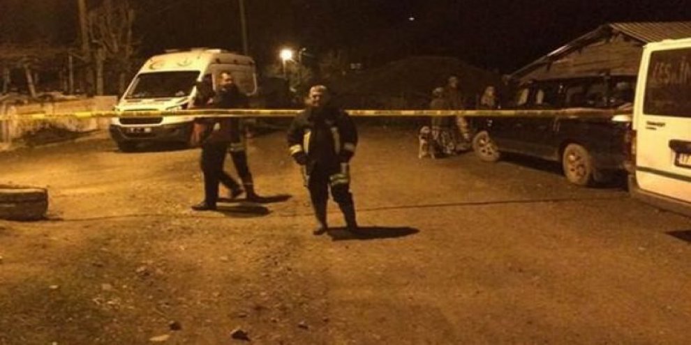 Ağabeyinin cesediyle kendini eve kilitledi!