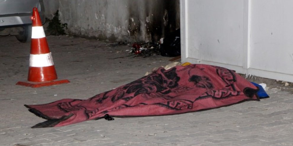 Talihsiz kadının cesedi saatlerce sokakta bekledi