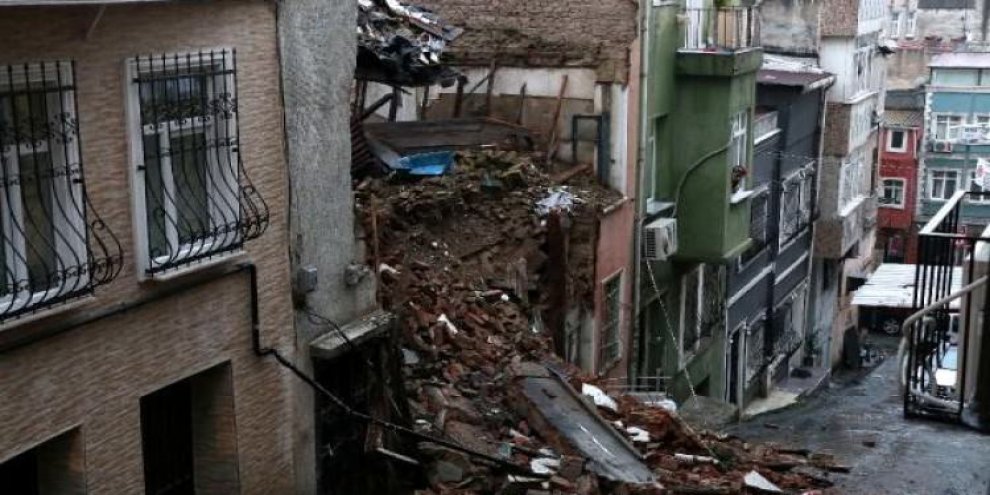 Beyoğlu'nda iki katlı metruk bina çöktü
