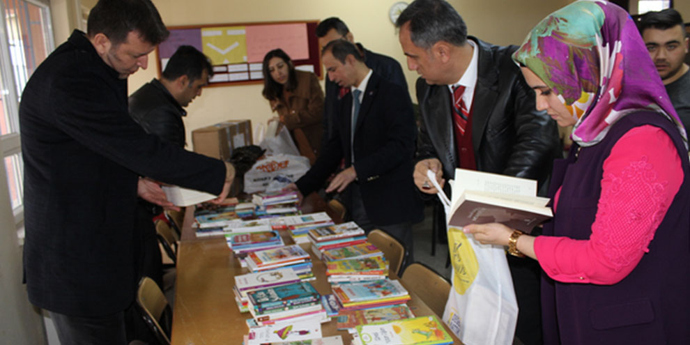 KSÜ’den Helete Düzbağ Ortaokuluna Kitap ve Spor Malzemesi Yardımı