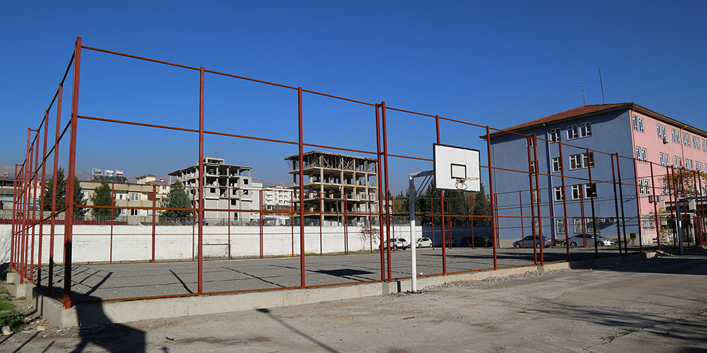 Büyükşehir halı saha yapımına devam ediyor