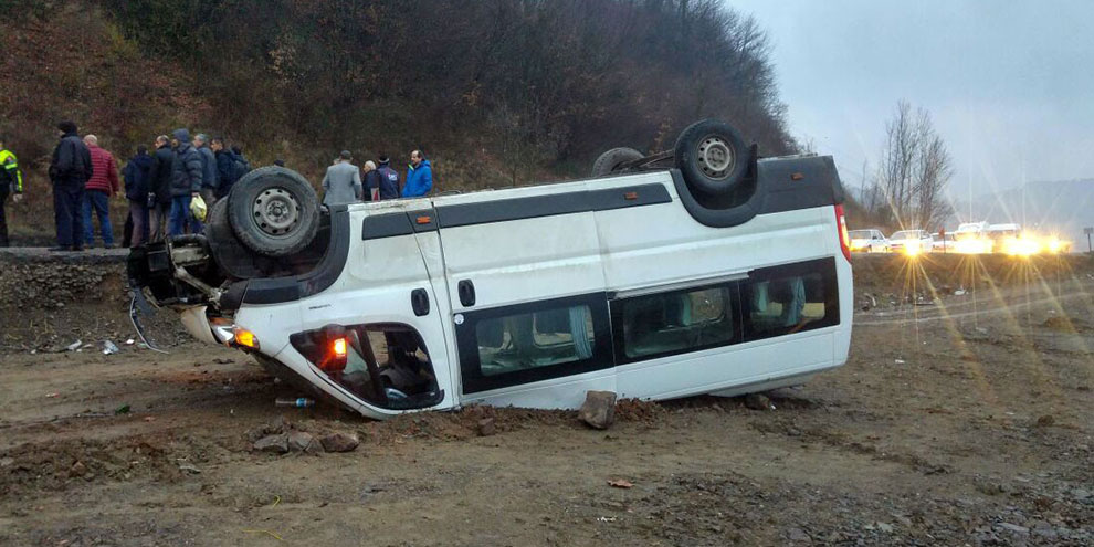 Minibüs takla attı! 3 araç birbirine girdi! Çok sayıda yaralı var...