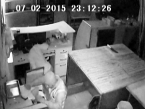 HIRSIZLAR İŞ YERİNİ DİNLENE DİNLENE SOYDU