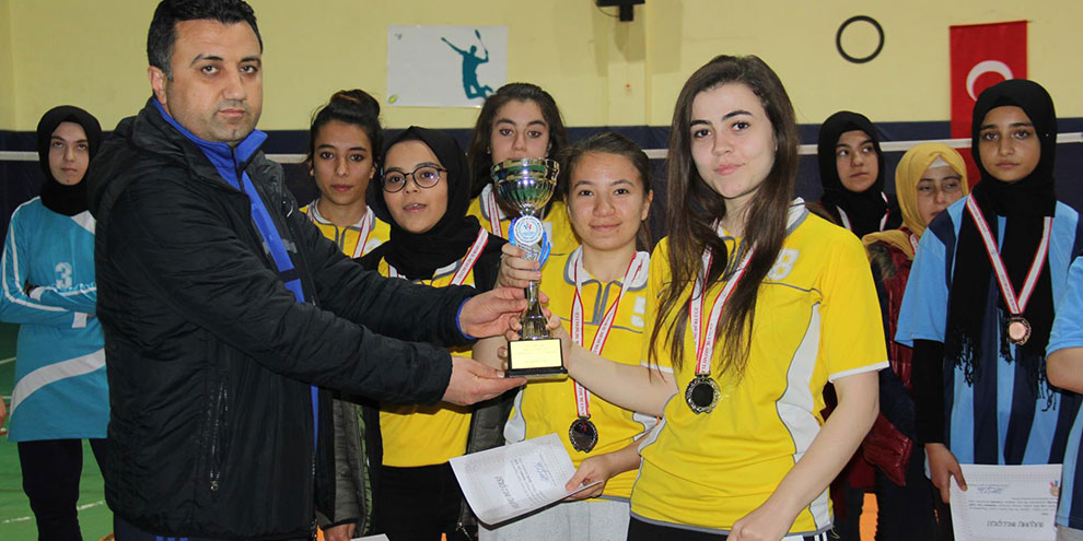 Okul sporları badminton gençler il birincileri kupalarını aldı