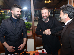 BAŞKAN OKAY, RADYO 7’DE TALHA BORA ÖGE’NİN KONUĞU OLDU