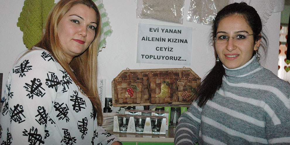 Çeyizleri yanan kıza yardım