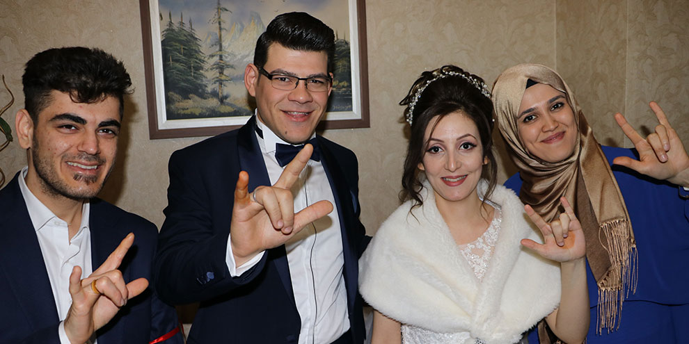 İşitme engelli çiftin sessiz mutluluğu