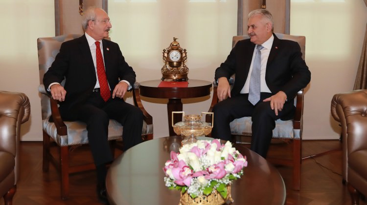 Kılıçdaroğlu görüşmeden kırmızı dosya ile çıktı