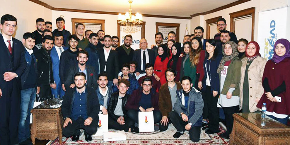 Gençler adres sordu, Onikişubat Belediye Başkanı Hanefi Mahçiçek yön gösterdi