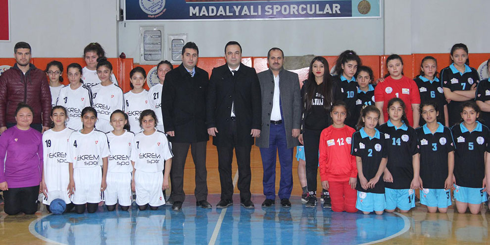 Küçük Hentbolcular İl Birincisi olmak için mücadele ettiler