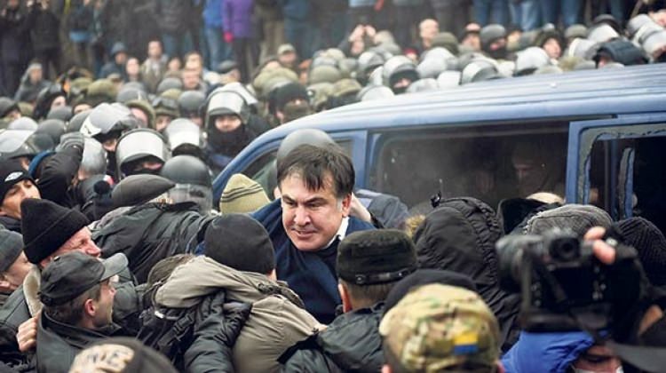 Eski Cumhurbaşkanı'nı maskeli kişiler kaçırdı