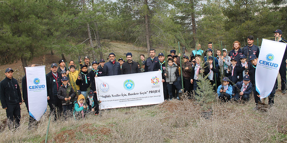 İzciler, şehitlerimiz adına fidan diktiler