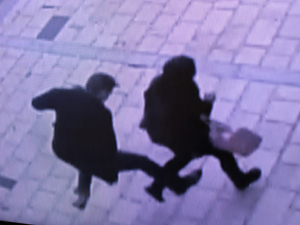 CAMİ AVLUSUNDA KADINA ŞİDDET