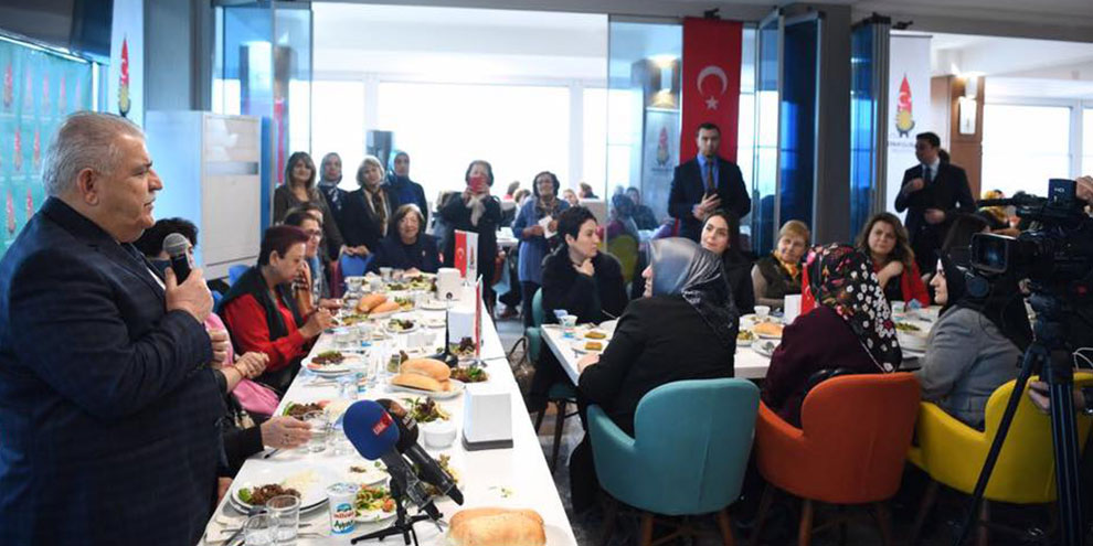 Onikişubat Belediyesi ve yardım severler derneği yemek programı