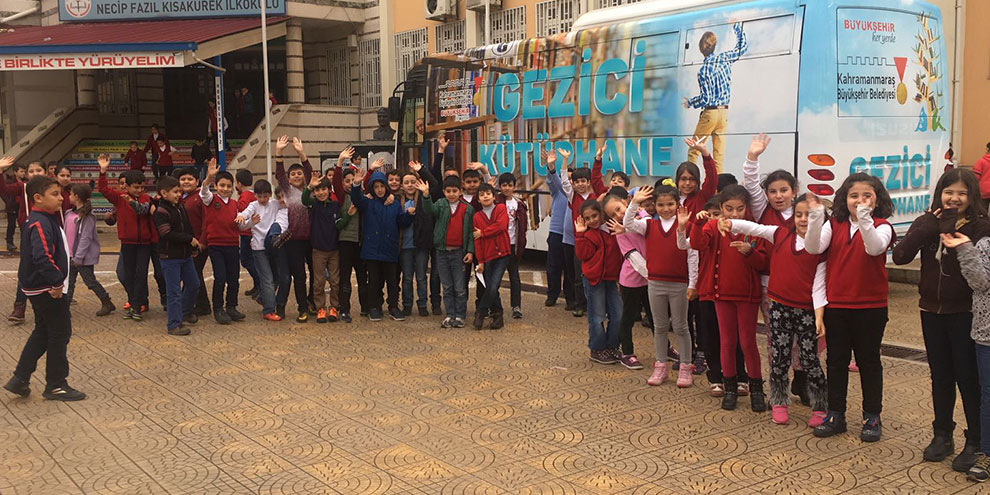Gezici kütüphane öğrencilere kitap sevgisi aşılıyor
