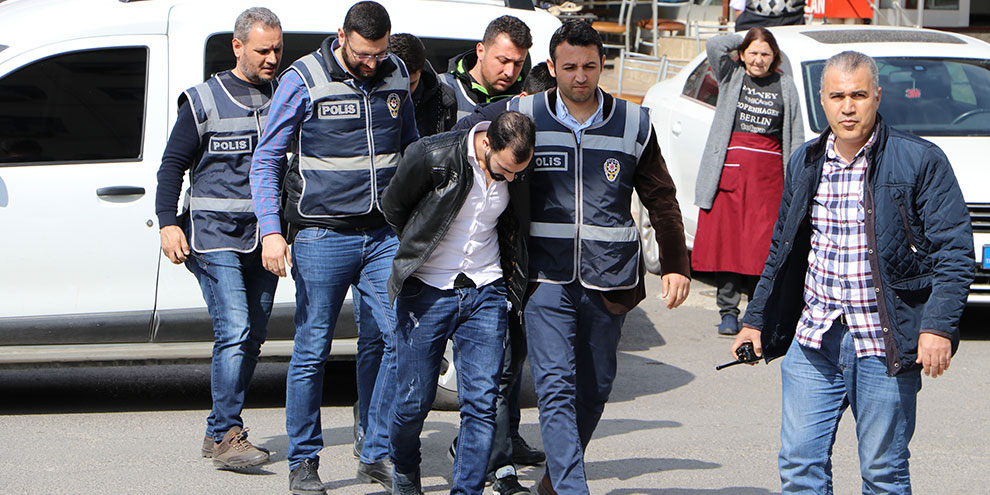 Motosiklet hırsızları önce kameraya sonra polise yakalandı