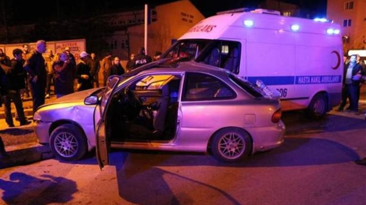 Ambulans ile otomobil çarpıştı: 6 yaralı