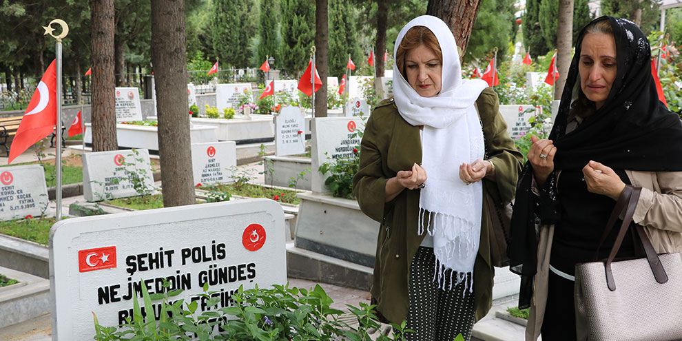 Şehit ailelerinden şehitlik ziyareti