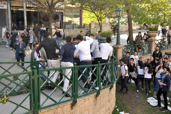 7 Kişi 2 kişiye saldırdı! Gençlerin sokaktaki kavgasını kadınlar ayırdı