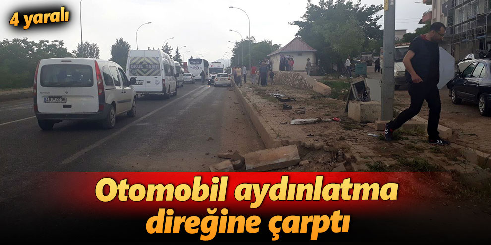 Otomobil aydınlatma direğine çarptı: 4 yaralı