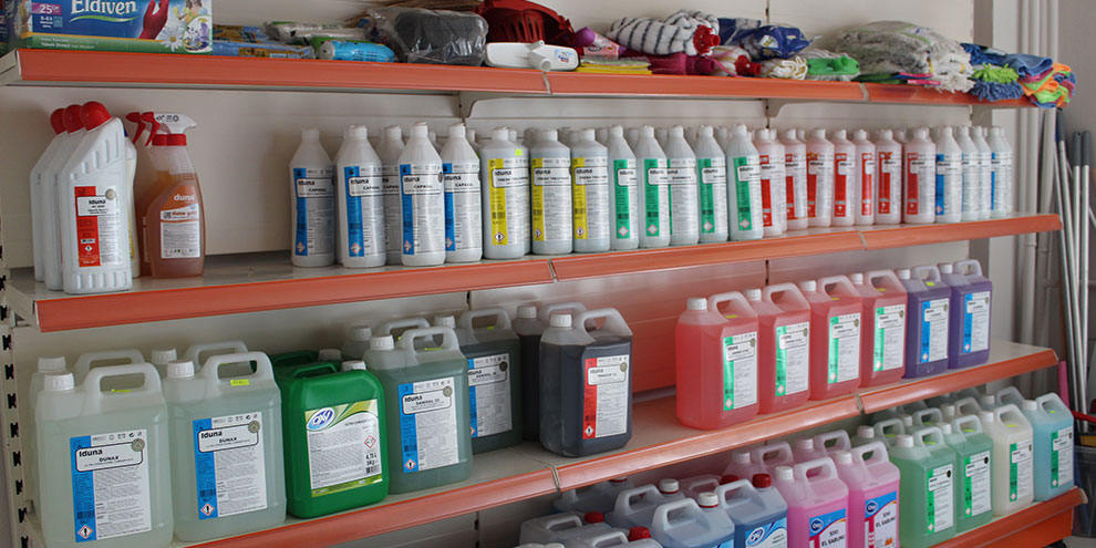 Kurumsal temizliğe kadın eli