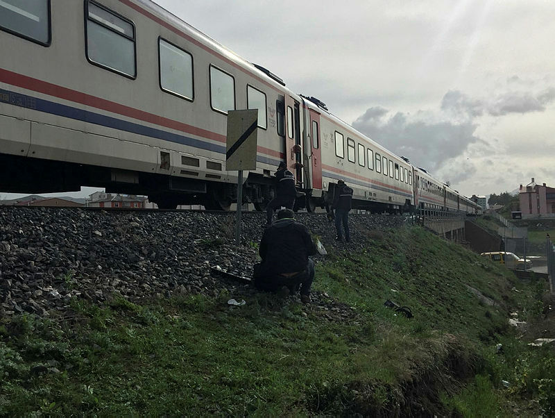 FETÖ'den aranan 2 kişi trende yakalandı