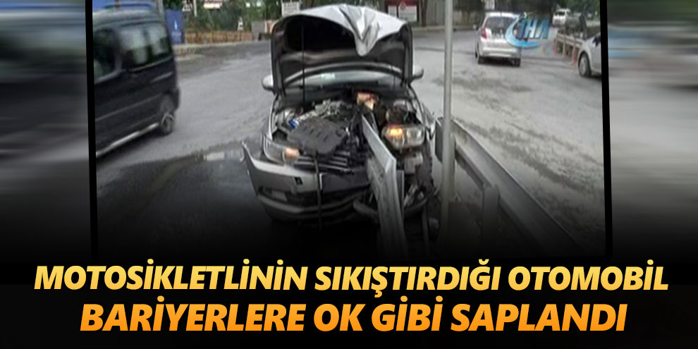 Motosikletlinin sıkıştırdığı otomobil bariyerlere ok gibi saplandı
