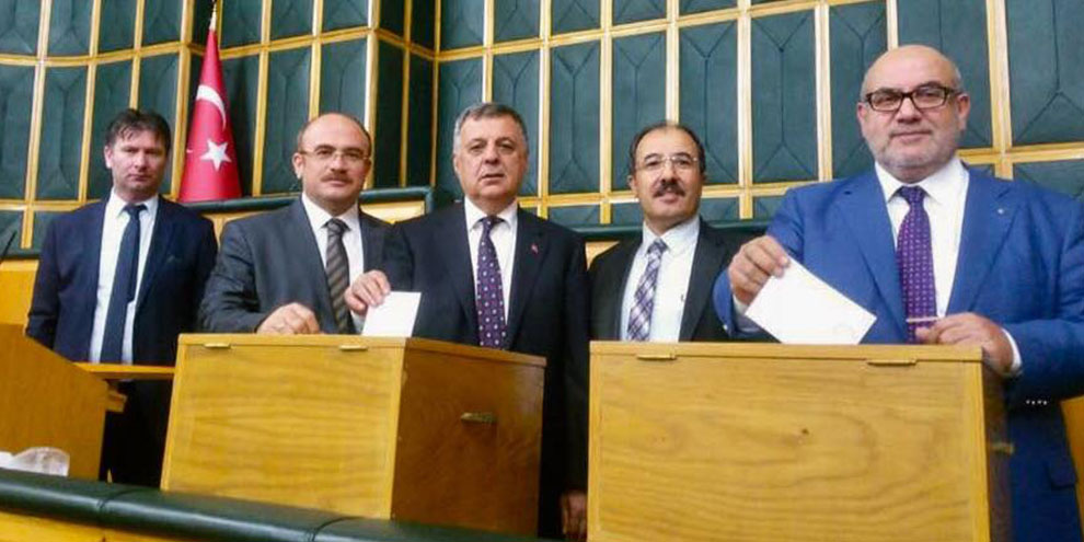 Pakdil, güven tazeleyerek yeniden başkan seçildi