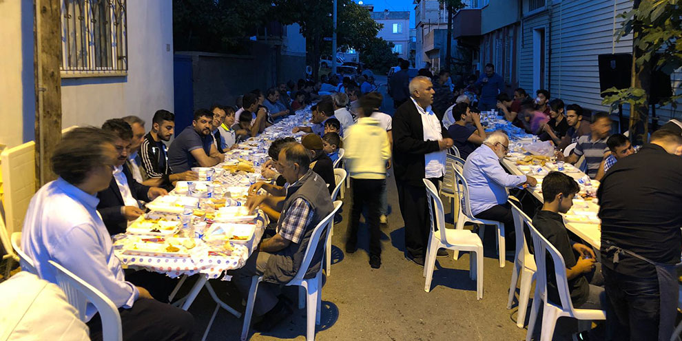 İlk iftarı sevdikleriyle yaptılar