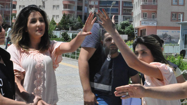 İş yerinde terör estirmişti! Gazetecilere de saldırdı