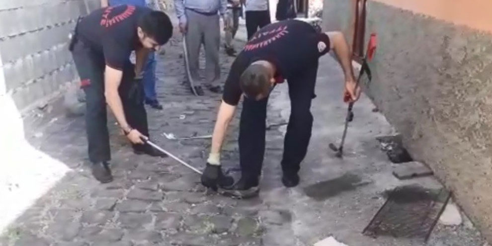 Kanalizasyonda mahsur kalan yavru yılanı itfaiye kurtardı