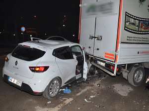 OTOMOBİL KAMYONETE ÇARPTI: 3 YARALI