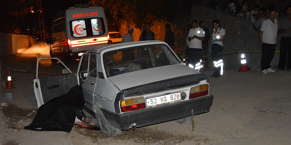 Otomobil mezarlık duvarına çarptı sürücü öldü