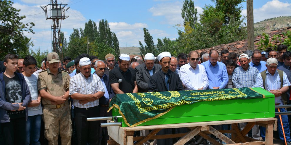 Seçmen kağıdı tartışması sonucu öldürülen muhtar toprağa verildi