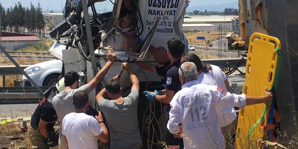 Direksiyon hakimiyetini kaybeden sürücü bariyerlere çarptı