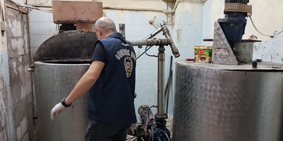 Polisten Bayram öncesi çikolata baskını