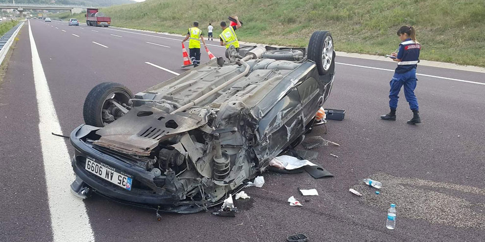 Otobanda feci kaza, TIR'a çarpıp 4 takla attı