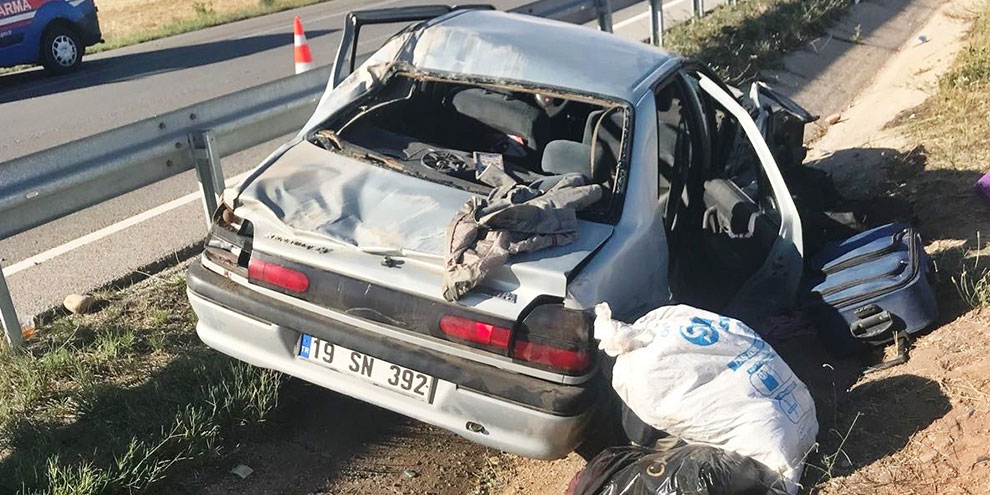 Otomobil su kanalına devrildi : 3 yaralı