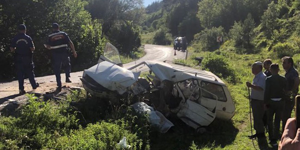 İki otomobil kafa kafaya çarpıştı: 1 Ölü, 4 Yaralı