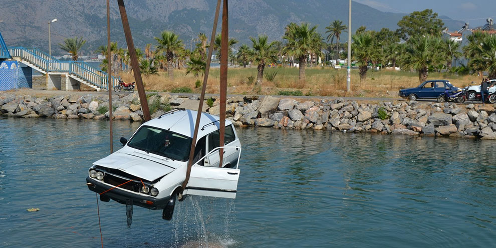 Çaya uçan aracın sürücüsü camı kırarak hayatını kurtardı