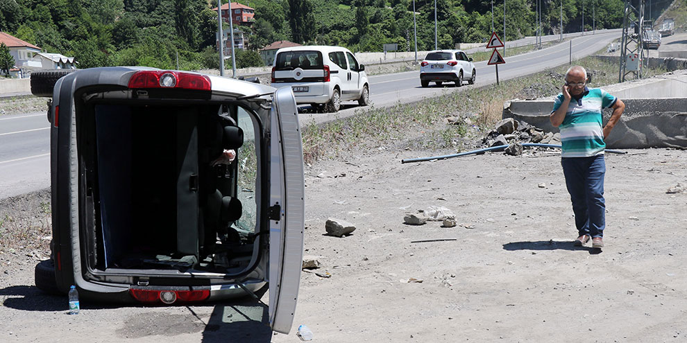 Kaza yapan sürücü hastaneye gitmek yerine devrilen aracının başında bekledi