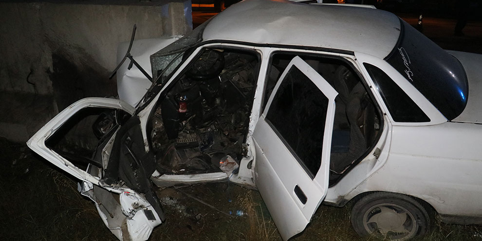 Beton bariyere çarpan sürücü ağır yaralandı