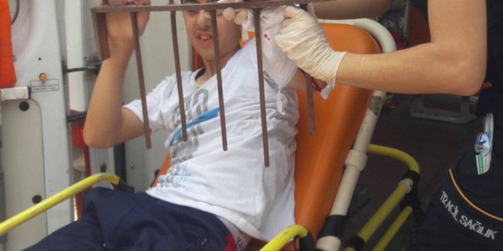 Eline demir parmaklık saplandı