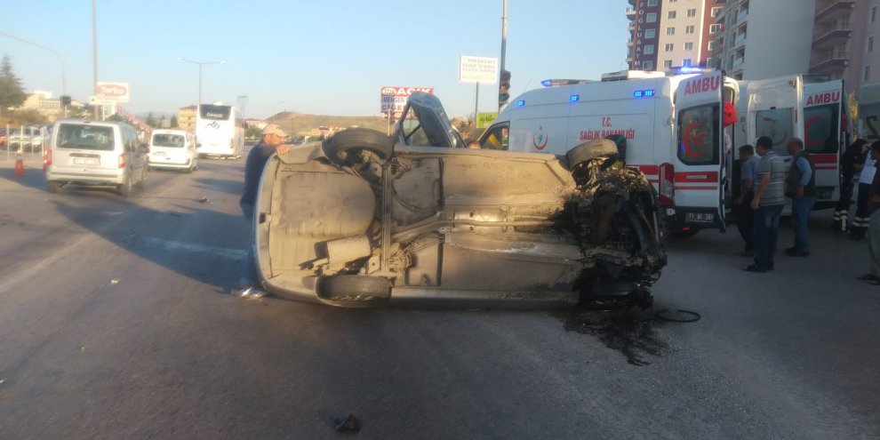 Otomobil, trafik levhalarına çarptı: 5 yaralı