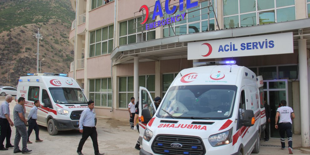 Minibüs şarampole yuvarlandı: 12 yaralı