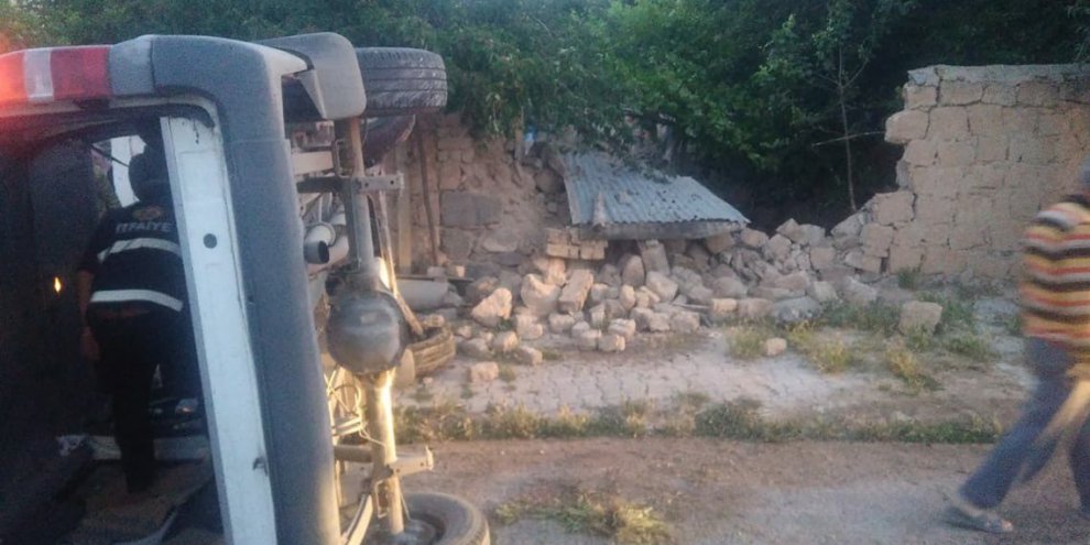 Hafif ticari araç bahçe duvarına çarptı : 4 yaralı