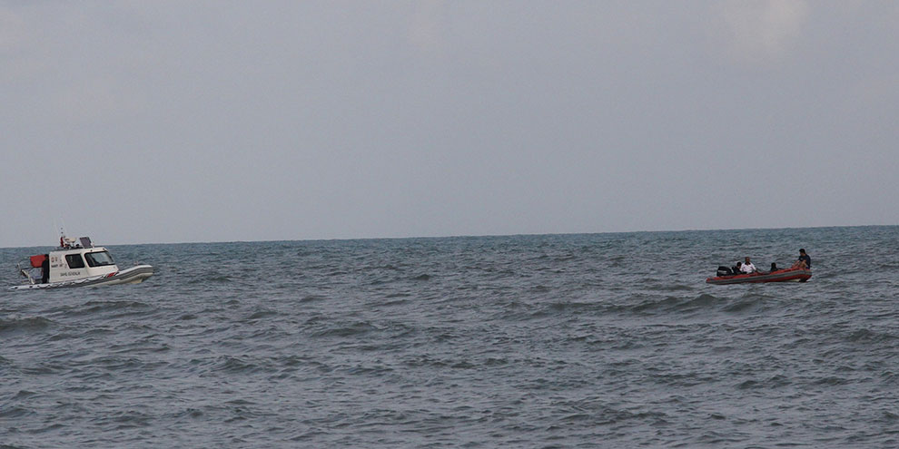 Polis denizde kayıp çocuğu aradı, vatandaş yüzmeye devam etti