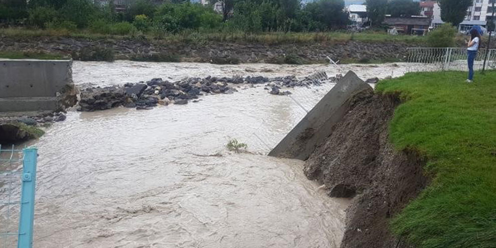 Minik Rüzgar'ın tutunduğu demir korkuluk ve terliği bulundu