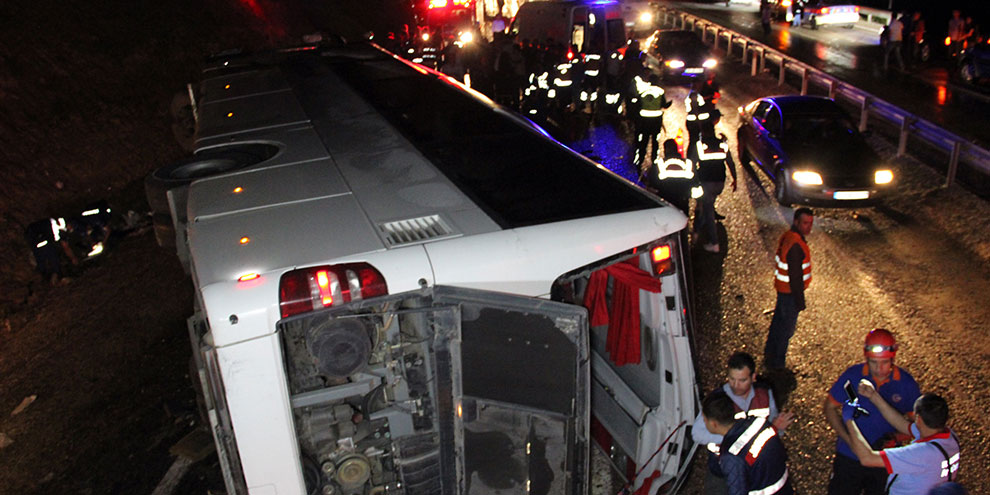 Otobüs devrildi: 3 ölü, 40 yaralı