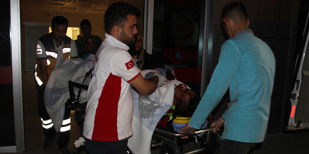 Devrilerek sürüklenen motosikletteki 2 kişi yaralandı